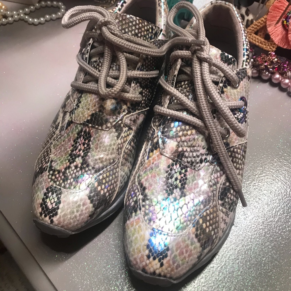 Steven Madden snakeskin iridescent sneakers. 6.5